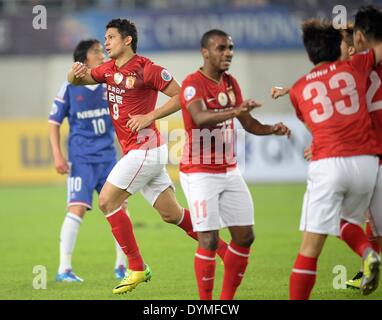 Guangzhou, China. 22. April 2014. Elkeson (2 L) von Guangzhou Evergrade feiert sein Ziel während eines Spiels der Gruppe G gegen Yokohama F.Marinos AFC Champions League in Guangzhou, China, am 22. April 2014. © Liu Dawei/Xinhua/Alamy Live-Nachrichten Stockfoto