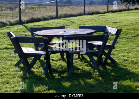Gartentisch und Stühle auf einer Wiese in East Sussex, UK. Stockfoto