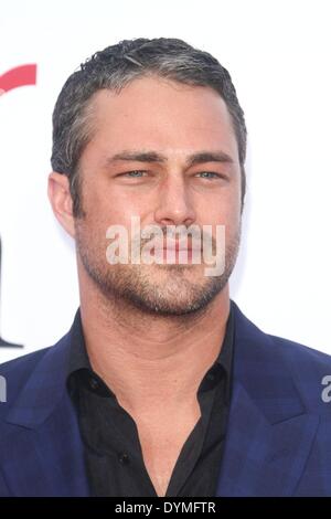 Los Angeles, CA, USA. 21. April 2014. Taylor Kinney im Ankunftsbereich für THE OTHER WOMAN Premiere, The Regency Village Theatre, Los Angeles, CA 21. April 2014. Bildnachweis: Elizabeth Goodenough/Everett Collection/Alamy Live-Nachrichten Stockfoto