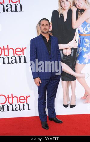 Los Angeles, CA, USA. 21. April 2014. Taylor Kinney im Ankunftsbereich für THE OTHER WOMAN Premiere, The Regency Village Theatre, Los Angeles, CA 21. April 2014. Bildnachweis: Elizabeth Goodenough/Everett Collection/Alamy Live-Nachrichten Stockfoto