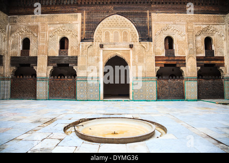 Hof der Bou Inania Madrasa in Fez, Marokko Stockfoto