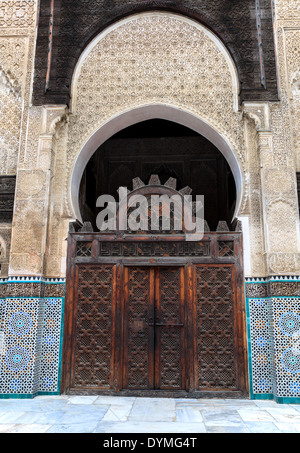 Tor im Innenhof der Bou Inania Madrasa in alten Medina von Fes in Marokko Stockfoto