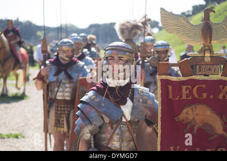 Rom, Italien. 21. April 2014. Geburtstag von Rom ist die größte europäische historische Re Evokation mit der Teilnahme von Dutzenden von Gruppen aus anderen europäischen Ländern (ca. 1600 Menschen gemäß der Organisation). Die Veranstaltung wird organisiert von "Gruppo Storico Romano" unter der wissenschaftlichen Leitung der Abteilung Geschichtswissenschaft an der Universität Tor Vergata in Rom. Rituale sind genau so, wie vor fast 3000 Jahren Credit antwortete: Francesco Gustincich/Alamy Live News Stockfoto