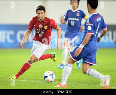 Guangzhou. 22. April 2014. Elkeson (L) von Guangzhou Evergrade wetteifert um den Ball während eines Spiels der Gruppe G gegen Yokohama F.Marinos AFC Champions League in Guangzhou, China am 22. April 2014. Guangzhou Evergrade gewann das Spiel mit 2: 1. © Liu Dawei/Xinhua/Alamy Live-Nachrichten Stockfoto