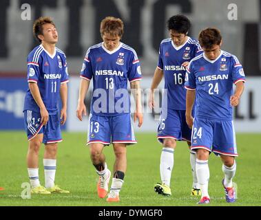 Guangzhou. 22. April 2014. Spieler von Yokohama F.Marinos verlässt das Spielfeld, nachdem eine Gruppe G-match gegen Guangzhou Evergrade AFC Champions League in Guangzhou, China am 22. April 2014. © Liu Dawei/Xinhua/Alamy Live-Nachrichten Stockfoto