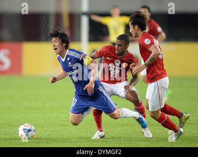 Guangzhou. 22. April 2014. Luiz Muriqui (C) Evergrade des Guangzhou wetteifert mit Shunsuke Nakamura (L) von Yokohama F.Marinos während eines Spiels der Gruppe G bei AFC Champions League in Guangzhou, China am 22. April 2014. © Liu Dawei/Xinhua/Alamy Live-Nachrichten Stockfoto