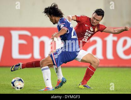 Guangzhou. 22. April 2014. Gao Lin (R) Evergrade des Guangzhou wetteifert mit Yuji Nakazawa von Yokohama F.Marinos während eines Spiels der Gruppe G bei AFC Champions League in Guangzhou, China am 22. April 2014. © Liu Dawei/Xinhua/Alamy Live-Nachrichten Stockfoto