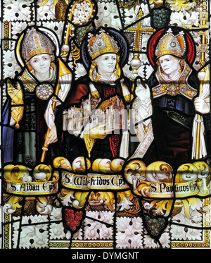 Drei früh nördlich von England Heiligen dargestellt durch Charles E. Kempe in der Kirche von allen Heiligen Bürgersteig, City of York, UK. Stockfoto