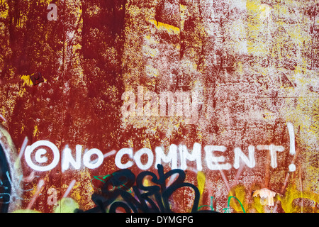 Kein Kommentar - Graffiti-Aufschrift auf der schmutzigen Wand Stockfoto