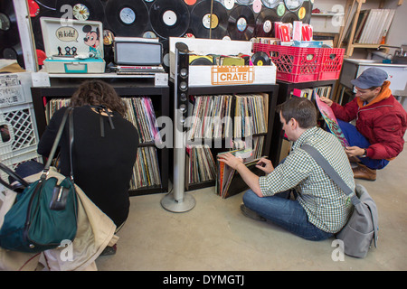 Die Kiste Plattenladen in Bushwick in New York am Datensatz zu speichern. Stockfoto