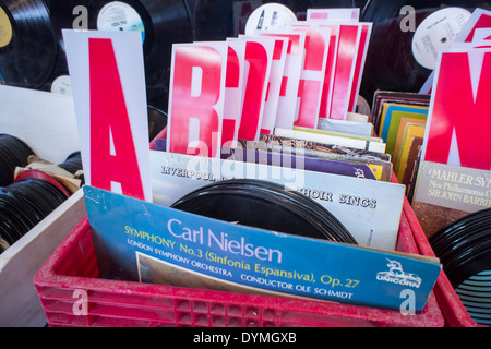 Die Kiste Plattenladen in Bushwick in New York am Datensatz zu speichern. Stockfoto