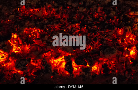 Zusammenfassung Hintergrund glühende Kohlen im Kamin Stockfoto