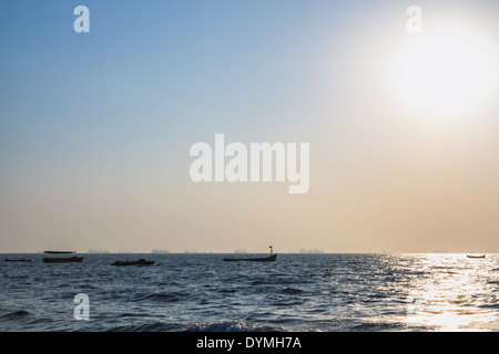 Fishermans Boote am Arabischen Meer. Frachtschiffe auf dem Hintergrund Stockfoto