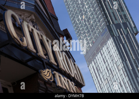 City Pub-Straßenschild und Beetham Tower in Manchester Stockfoto