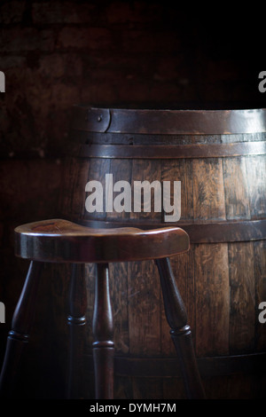 Hölzerne Bierfaß mit Hocker Stockfoto