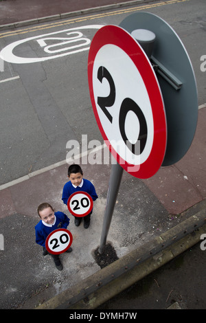 20 km/h-Straßen-Zeichen beginnen, gehen in Clayton East Manchester Stockfoto