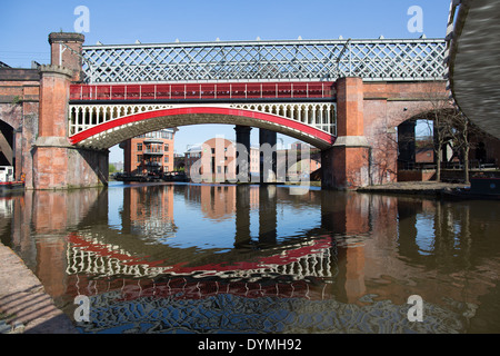 Manchester Castlefield Bassin Bereich Eisen Viadukt Reflexion in der Rochdale Kanal als es trifft der Bridgewater Canal Stockfoto