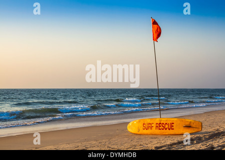 Surfbrett am Sandstrand in der Nähe von Meer oder Ozean zu retten Stockfoto