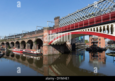 Manchester Castlefield Bassin Bereich Eisen Viadukt entspricht einen traditionellen Ziegel gewölbt-Viadukt Stockfoto