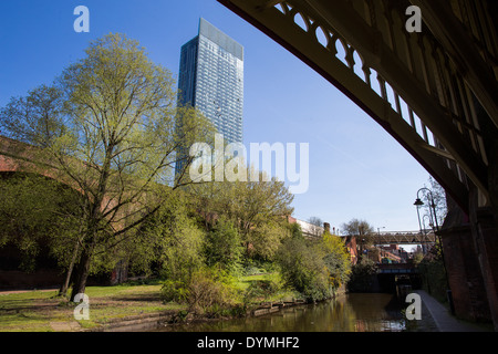 Manchester Castlefield Bassin Bereich Eisen Eisenbahnviadukt Betham Turm eingerahmt. Stockfoto