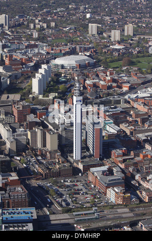 Luftaufnahme des BT Tower mit der Arena Birmingham & City Centre im Hintergrund Stockfoto