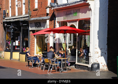 Straßencafé entlang Bird Street, Lichfield, Staffordshire, England, Vereinigtes Königreich, West-Europa. Stockfoto