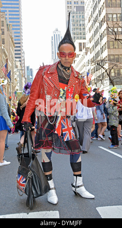 Individualist Mann in ein bizarres Outfit mit seltsamen Schmuck und Haare an der Easter Parade auf der Fifth Avenue in Midtown Manhattan, New York City Stockfoto