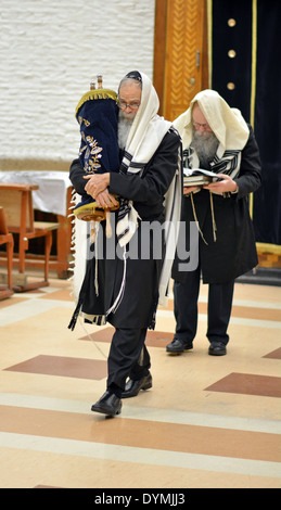 Religiösen jüdischer Mann trägt eine Thora aus der Heiligen Lade während Pessach Morgen Gottesdiensten in der Lubawitscher Synagoge in New York City Stockfoto