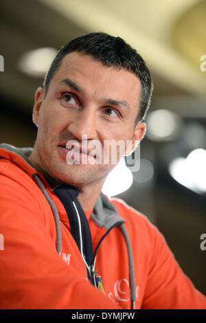 Düsseldorf, Deutschland. 22. April 2014. Boxer Wladimir Klitschko aus der Ukraine, schweren Gewichtsklassen Weltmeister in WBA, IBF, WBO und IBO, spricht auf einer Pressekonferenz in Düsseldorf, Deutschland, 22. April 2014. Boxer Leapai aus Australien herausfordern Klitschko in einem Spiel in Oberhausen am 26. April 2014. Foto: Matthias Balk/Dpa/Alamy Live News Stockfoto