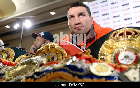 Düsseldorf, Deutschland. 22. April 2014. Boxer Wladimir Klitschko, Ukrainisch schweren Gewichtsklassen Weltmeister in WBA, IBF, WBO und IBO, sitzt hinter seinen WM-Gürtel auf einer Pressekonferenz in Düsseldorf, Deutschland, 22. April 2014. Boxer Leapai aus Australien herausfordern Klitschko in einem Spiel in Oberhausen am 26. April 2014. Foto: Matthias Balk/Dpa/Alamy Live News Stockfoto