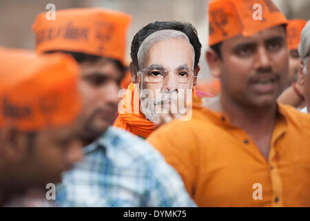 Varanasi, Uttar Pradesh, Indien. 22. April 2014. Eine BJP-Anhänger trägt eine Maske von Narendra Modi in Varanasi. BJP Führer, Narendra Modi, wird seine Nominierung für den indischen Wahlen in der Stadt Uttar Pradesh am 24. April einreichen. Bildnachweis: Lee Thomas/Alamy Live-Nachrichten Stockfoto