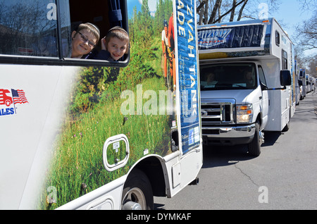 2 orthodoxe jüdische junge in einem Tank Mizwa aufgereiht vor einer Parade anlässlich der Lubawitscher Rebbe Geburtstag. Stockfoto