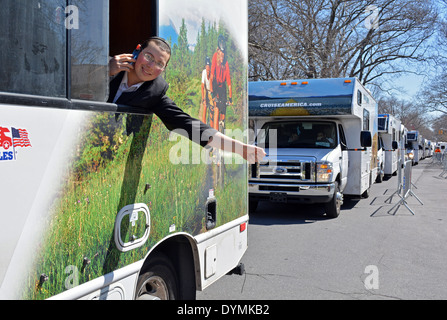 Ein orthodoxe jüdischer Junge in einem Mizwa Tank aufgereiht vor einer Parade anlässlich der Lubawitscher Rebbe Geburtstag. Stockfoto