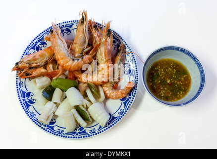 Thais Essen mit Scampi und Tintenfisch und einer pikanten sauce Stockfoto