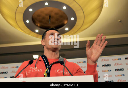 Düsseldorf, Deutschland. 22. April 2014. Boxer Wladimir Klitschko, Ukrainisch schweren Gewichtsklassen Weltmeister in WBA, IBF, WBO und IBO, spricht auf einer Pressekonferenz in Düsseldorf, Deutschland, 22. April 2014. Boxer Leapai aus Australien herausfordern Klitschko in einem Spiel in Oberhausen am 26. April 2014. Foto: Matthias Balk/Dpa/Alamy Live News Stockfoto