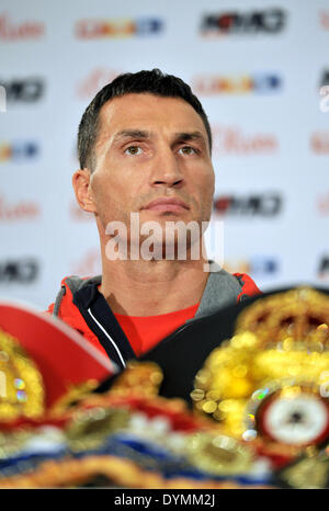 Düsseldorf, Deutschland. 22. April 2014. Boxer Wladimir Klitschko, Ukrainisch schweren Gewichtsklassen Weltmeister in WBA, IBF, WBO und IBO, sitzt hinter seinen WM-Gürtel auf einer Pressekonferenz in Düsseldorf, Deutschland, 22. April 2014. Boxer Leapai aus Australien herausfordern Klitschko in einem Spiel in Oberhausen am 26. April 2014. Foto: Matthias Balk/Dpa/Alamy Live News Stockfoto