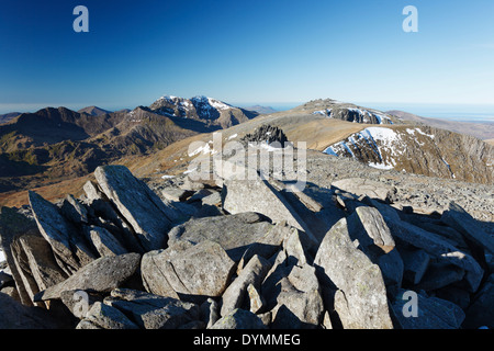 Blick vom Gipfel des Glyder Fach in Richtung Mt Snowdon (links) und Glyder Fawr (rechts). Snowdonia-Nationalpark. Wales. VEREINIGTES KÖNIGREICH. Stockfoto