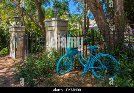 Altes Fahrrad im Garten in der Innenstadt von Punta Gorda in Charlotte County in Florida Stockfoto