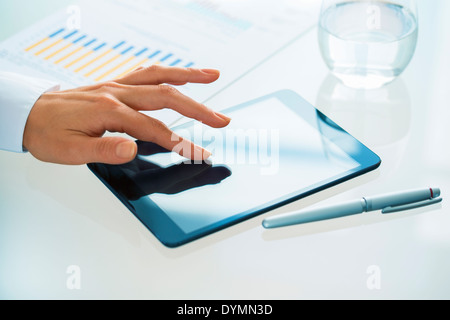 Geschäftsfrau mit Tablet-pc im Büro Stockfoto