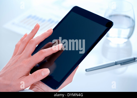 Geschäftsfrau mit digitalen Tablette im Büro Stockfoto