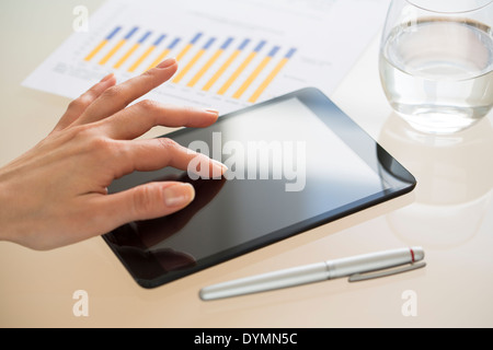 Business-Frau mit Tablet-pc im Büro Stockfoto