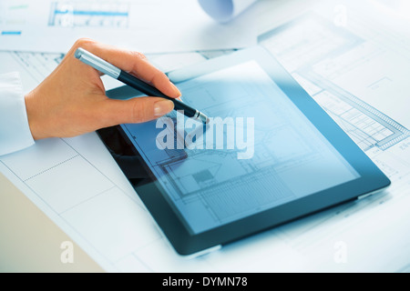 Nahaufnahme der Hände Architekt Frau zeichnen mit Stift auf Digital-Tablette Stockfoto