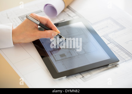 Nahaufnahme der Hände Architekt Frau zeichnen mit Stift auf Digital-Tablette Stockfoto