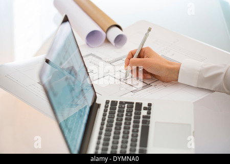 Frau Architekten zeichnen auf print Bau Projekt Stockfoto