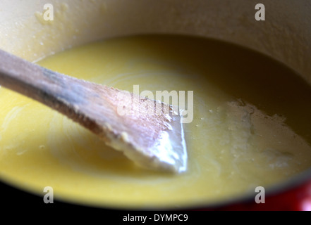 Typische französische Küche, die in Schmelzkäse zum Dippen Brot besteht. Bekannt als "Fondue". Stockfoto