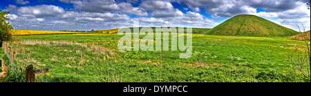 Silbury Hill ist eine prähistorische künstliche Kreide Hügel in der Nähe von Avebury in der englischen Grafschaft Wiltshire Stockfoto