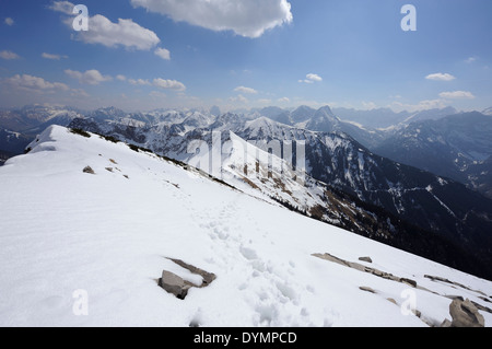 Fußspuren im Schnee und die Berge Panorama, Schafreuter, Karwendel, österreichisch Grenzregion Stockfoto