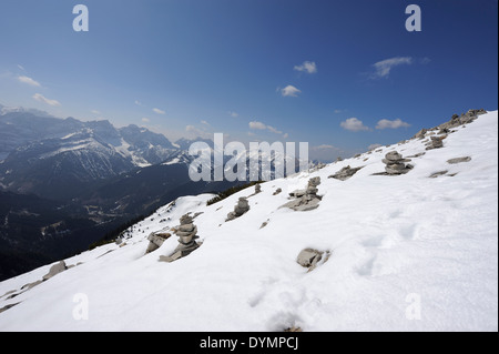 Cairns auf dem Weg zum Schafreuter Gipfel und Berge Panorama, Karwendel, österreichische deutsche Grenzregion Stockfoto