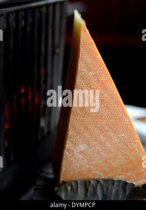 Typische französische Küche, die in Schmelzkäse zum Dippen Brot besteht. Bekannt als Raclette Stockfoto