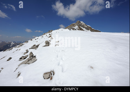 Cairns auf dem Weg zum Schafreuter Gipfel und Berge Panorama, Karwendel, österreichische deutsche Grenzregion Stockfoto